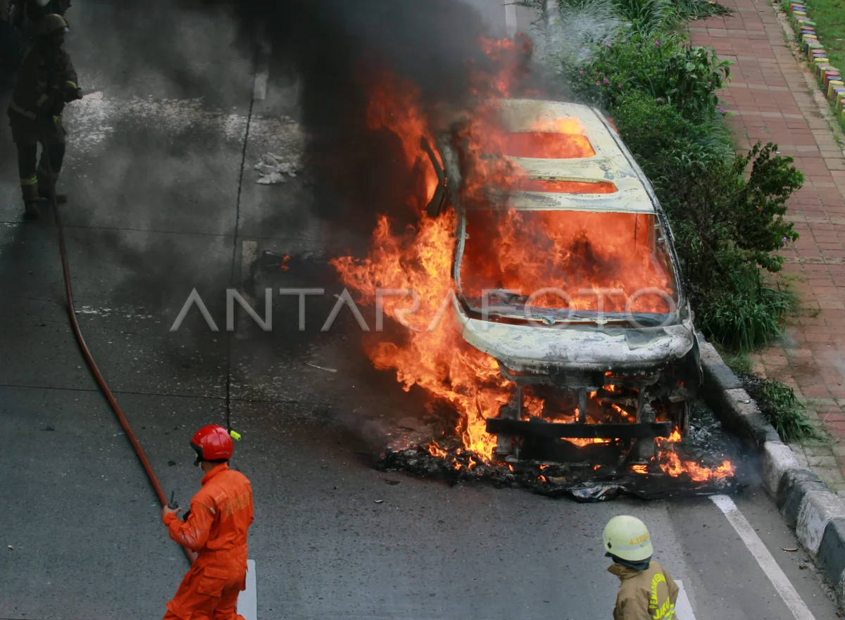 kebakaran-mobil-mewah-ply8-dom