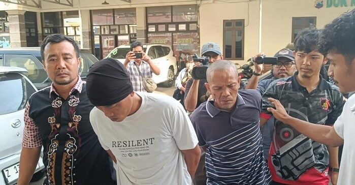 tampang-tersangka-pembunuhan-pengacara-aris-munadi-saat-digelandang-di-mapolresta-cilacap-jumat-12122025-1765544381447_169