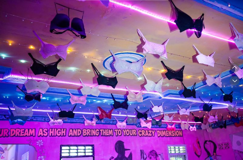 cigi-kave-di-palembang-pakai-bra-sebagai-hiasan-tuai-kecaman-netizen-1769838520986